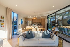 Villa de lujo, vistas al jardín | Zona de estar | Smart TV de 55 pulgadas con canales digitales
