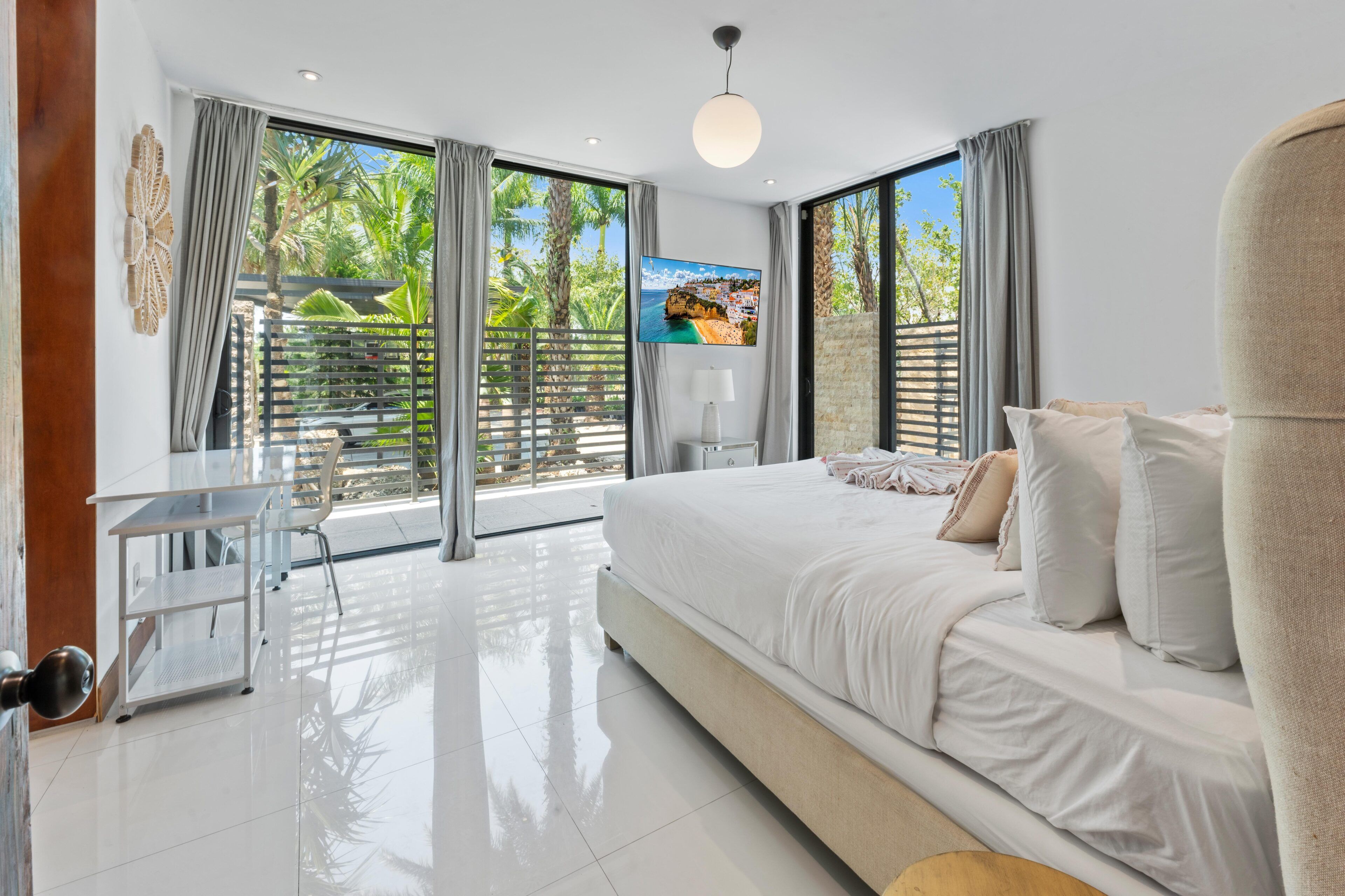 5 bedrooms, in-room safe, desk, iron/ironing board