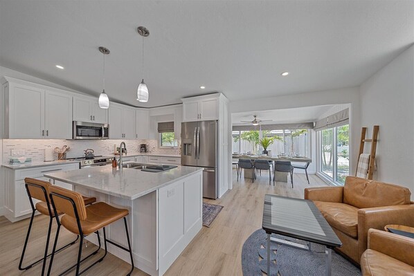 Refrigerador, microondas, horno y parrilla de estufa