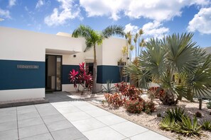 Exterior - Infinite Blue Villa, Beachfront Elegance with Infinity Pool  | Infinite Blue Villa (Sint Maarten)