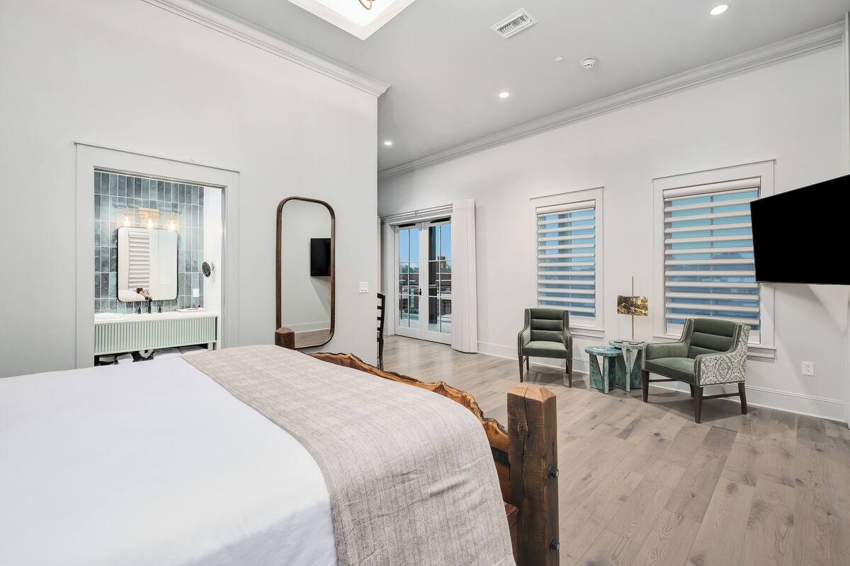 Luxury Suite | 1 bedroom, premium bedding, pillowtop beds, minibar (some free items)