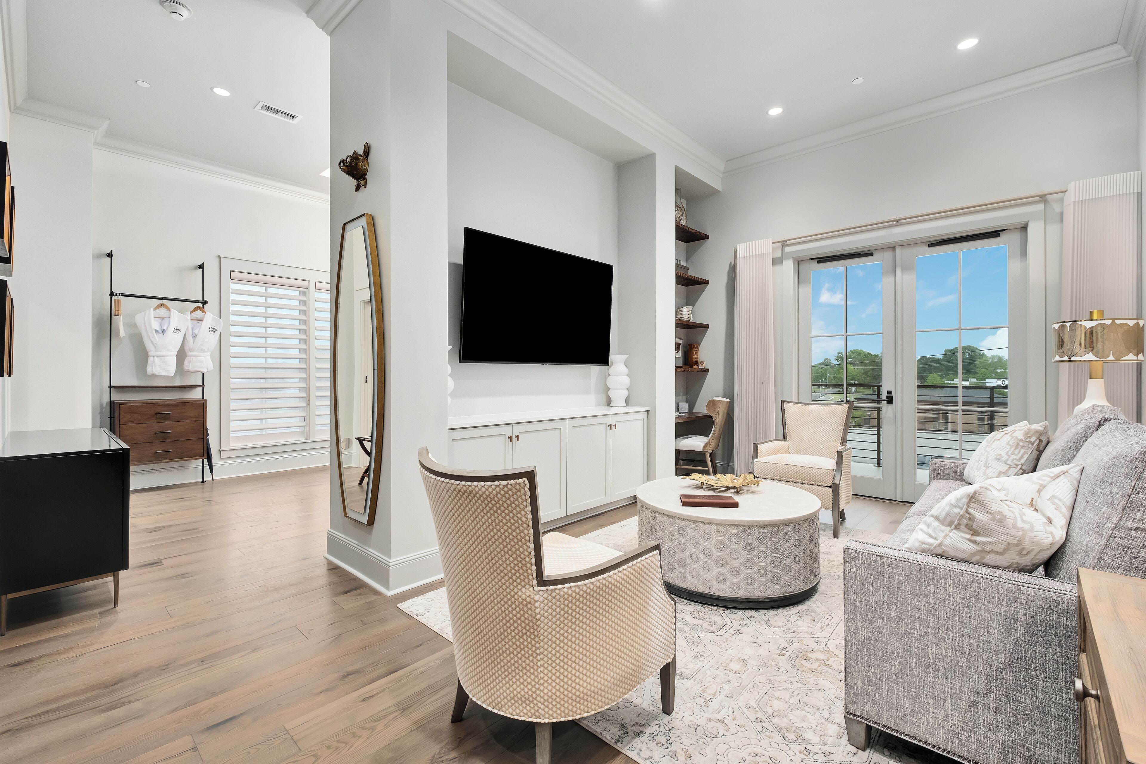 Suite de lujo, vista a la ciudad | Área de sala de estar | Smart TV de 75 pulgadas con canales digitales 