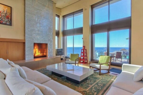Living area - Private Luxury Ocean Front Masterpiece 6300 sf (Palos Verdes Estates)