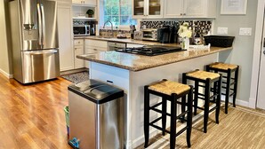 Coffee/tea maker, fridge, microwave, oven - Sungri-La ☀ tranquil one-acre backyard with mountain views, next to a river park (Issaquah)