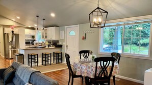 Dining - Sungri-La ☀ tranquil one-acre backyard with mountain views, next to a river park (Issaquah)