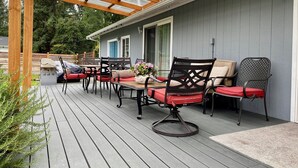 Outdoor dining - Sungri-La ☀ tranquil one-acre backyard with mountain views, next to a river park (Issaquah)