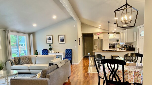 Smart TV, books, stereo - Sungri-La ☀ tranquil one-acre backyard with mountain views, next to a river park (Issaquah)