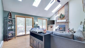 Téléviseur connecté, foyer, table de baby-foot