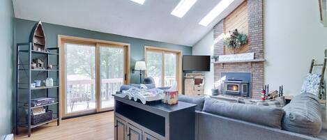 Smart TV, chimenea, futbolito