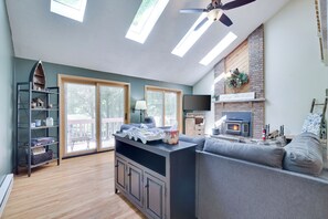 Smart TV, fireplace, foosball - New Listing: On the Rocks in the Hideout (Lake Ariel)