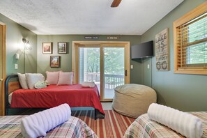 3 bedrooms, desk, free WiFi, bed sheets
