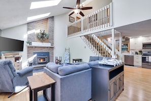 Smart TV, fireplace, foosball - New Listing: On the Rocks in the Hideout (Lake Ariel)