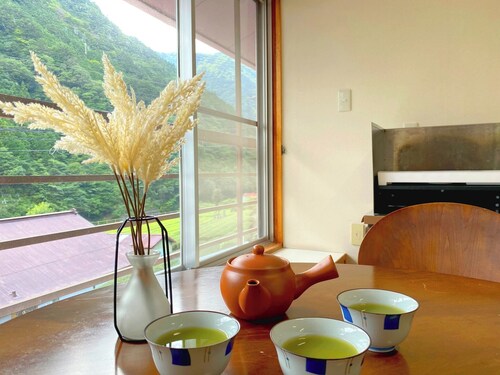 A hot spring inn located in the Chiku Gorge surrou / Haibaragun Shizuoka