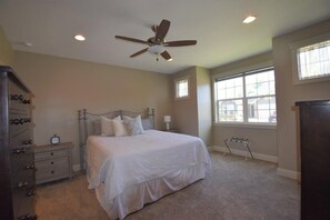 3 bedrooms, desk, iron/ironing board, WiFi - Eagle Four Seasons! Best location and greenbelt access. (Eagle)