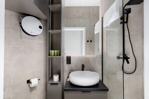 Douche, articles de toilette (gratuits), séchoir à cheveux