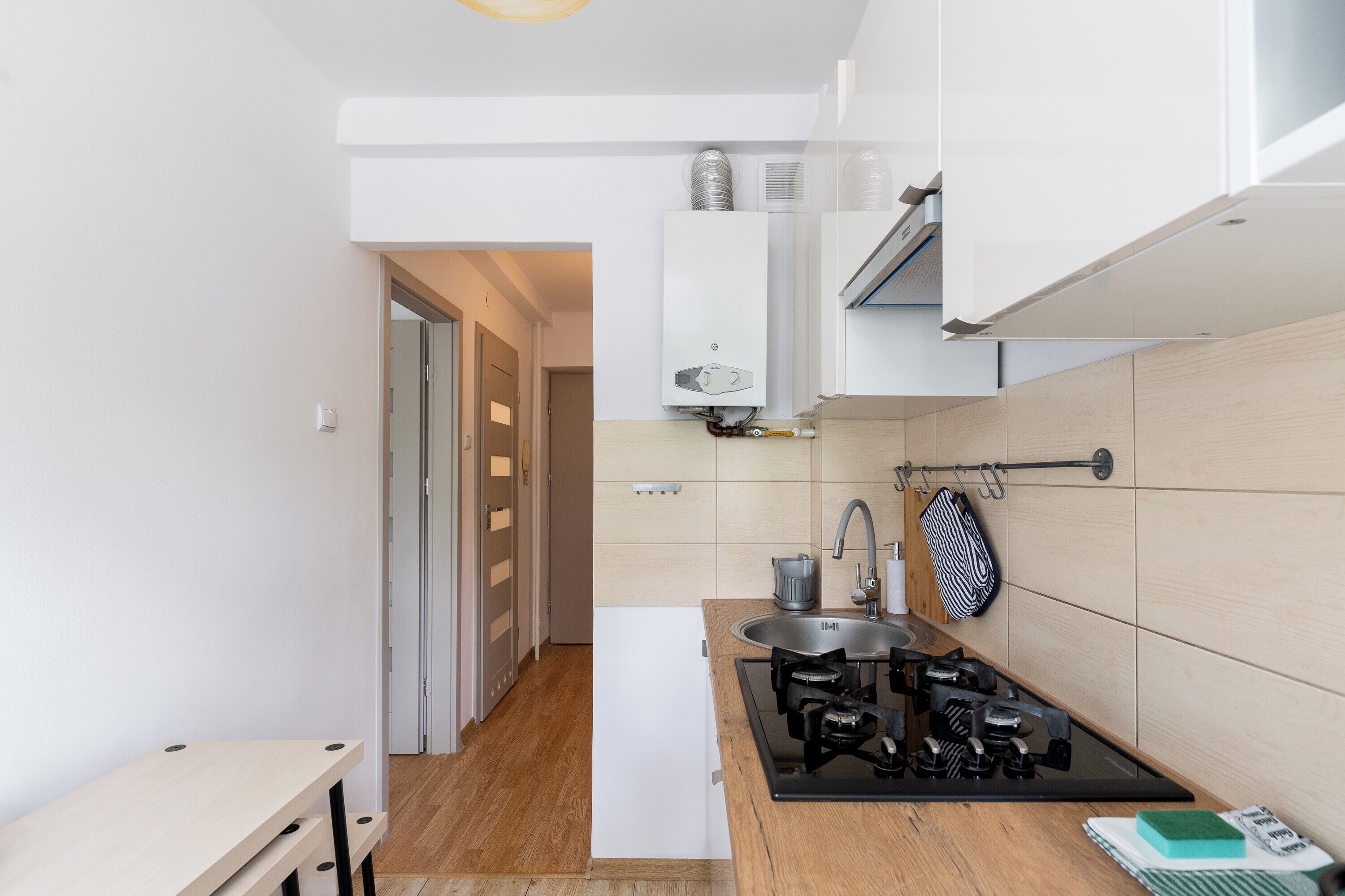 Réfrigérateur, micro-ondes, plaque de cuisson, lave-vaisselle