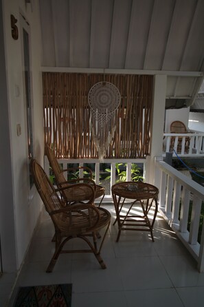 Romantisches Bungalow, Poolblick | Terrasse/Patio