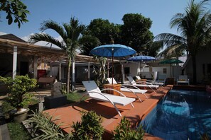 Outdoor pool, pool umbrellas, sun loungers - New Balengku Dua Hotel (Gili Air)