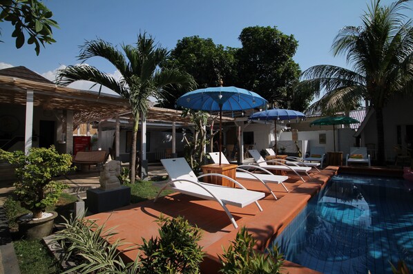 Outdoor pool, pool umbrellas, sun loungers - New Balengku Dua Hotel (Gili Air)