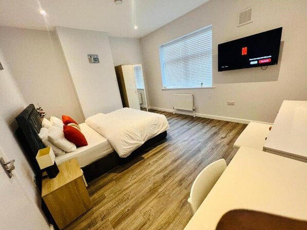 Muebles diferentes y espacio para trabajar con laptop