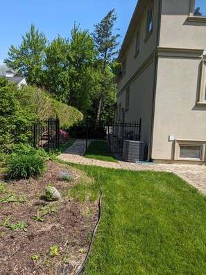 Property grounds - Luxury Apartment Living in an Elite Neighborhood (Mississauga)