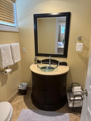 Regadera, secadora de cabello, toallas, jabón 