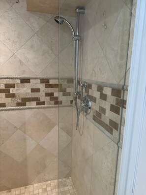 Dusche, Haartrockner, Handtücher, Seife