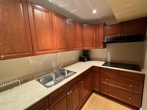 Fridge, microwave, stovetop, coffee/tea maker - Luxury Apartment Living in an Elite Neighborhood (Mississauga)