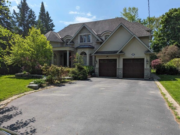 Exterior - Luxury Apartment Living in an Elite Neighborhood (Mississauga)