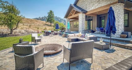 Newly built cabin with private 2 acres, pool & hot tub