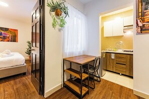 Tabla de planchar con plancha, wifi y ropa de cama 