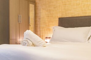 Tabla de planchar con plancha, wifi y ropa de cama 