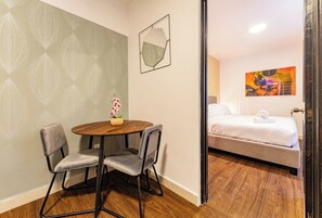 Tabla de planchar con plancha, wifi y ropa de cama 