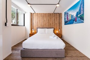 Tabla de planchar con plancha, wifi, ropa de cama