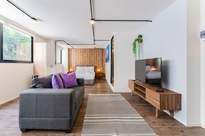 Tabla de planchar con plancha, wifi, ropa de cama