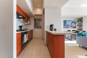 Kühlschrank, Mikrowelle, Ofen, Herdplatte
