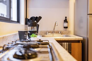 Réfrigérateur, micro-ondes, plaque de cuisson