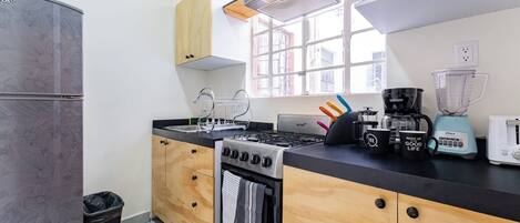 Kjøleskap, mikrobølgeovn, ovn og kokeplater