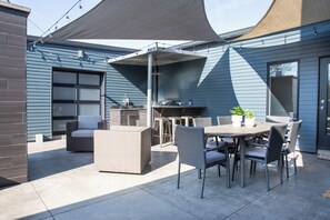 Outdoor dining - Tremont Eleven: Game Room, Fire Pit, and Prime Location! (Cleveland)