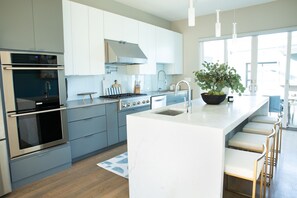 Micro-ondes, four, plaque de cuisson, lave-vaisselle