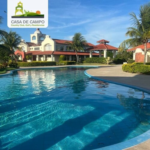 3 Bedroom Apartment- Greenside retreat at golf course. 10 min from the airport.