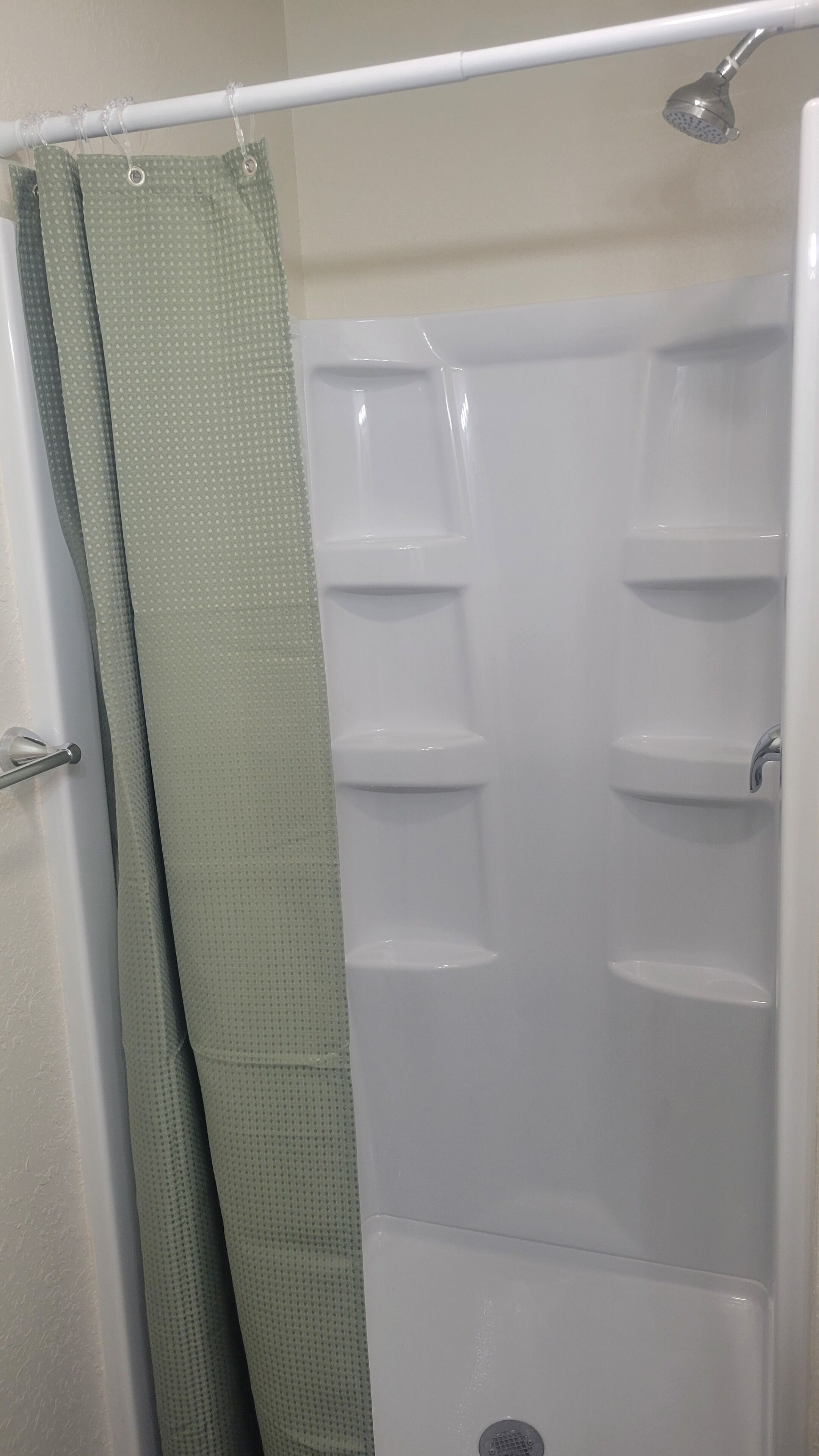 Regadera, toallas, papel de baño 