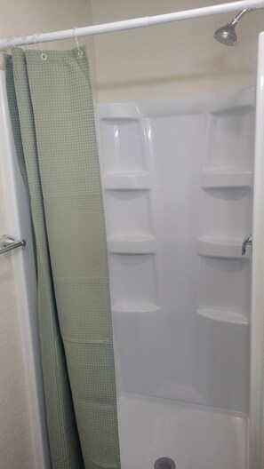 Regadera, toallas, papel de baño 