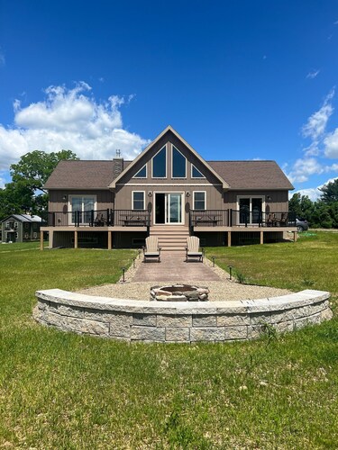 Grand View Lodge, Fantastic new custom built home with lake view!
