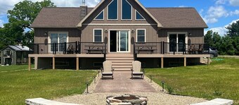 Grand View Lodge, Fantastic new custom built home with lake view!