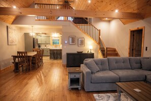 Smart-TV, Kamin, Videospiele, Bücher