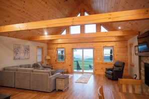 Smart TV, fireplace, video games, books - Grand View Lodge, Fantastic new custom built home with lake view! (Huntingdon)