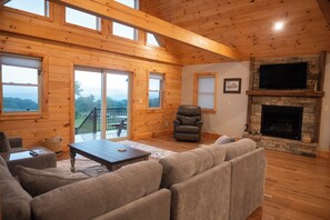 Smart TV, caminetto, videogiochi, libri