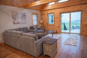 Smart TV, caminetto, videogiochi, libri