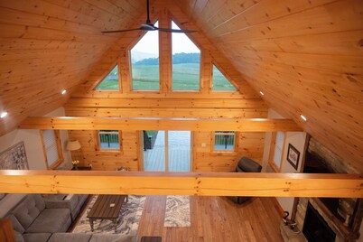 Grand View Lodge, Fantastic new custom built home with lake view!